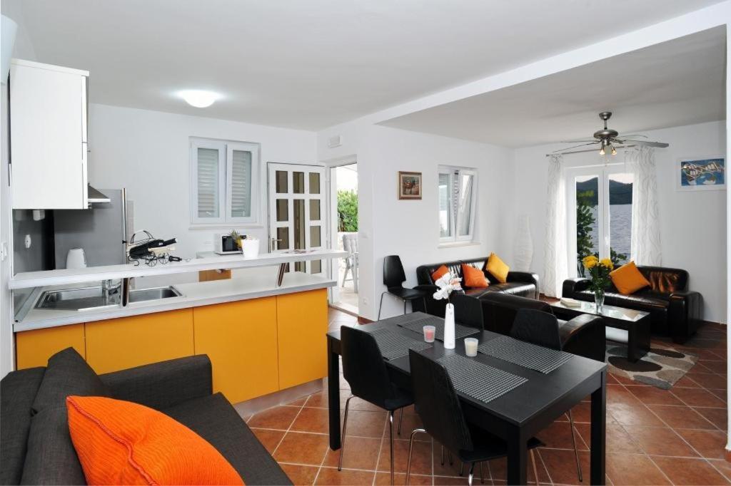 סלאנו Holiday Home Odiseja מראה חיצוני תמונה
