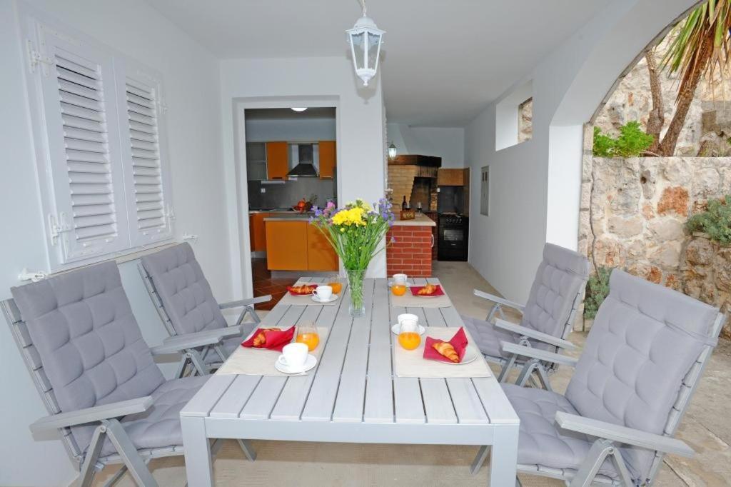 סלאנו Holiday Home Odiseja מראה חיצוני תמונה